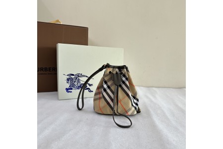버*리 버킷백